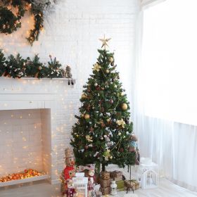 Albero di Natale 650 rami h. 180 cm, bacche e pigne, New Sestriere Santa's House